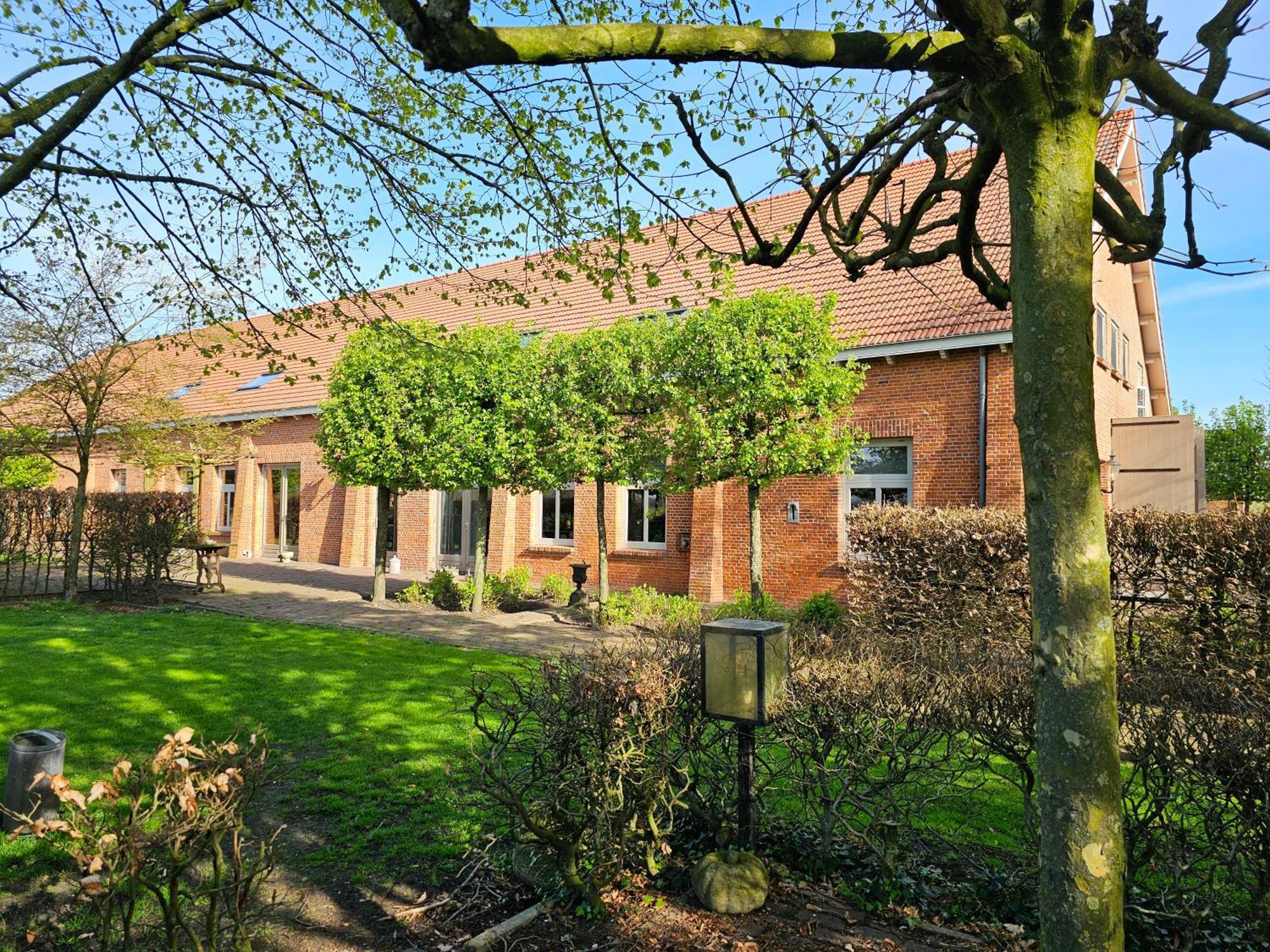 Logeerderij Tussen Koe & Kroonluchter Diessen Buitenkant foto